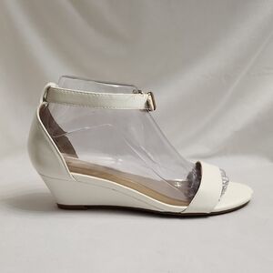 Dream Pairs Ingrid White Wedge Sandals (W Size 7)